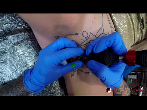 ❤️ Ekstremt tatoveret hottie Sully Savage fik en tatovering på sin klitoris ❌ Sex video at da.chengchengsm4.top ❌